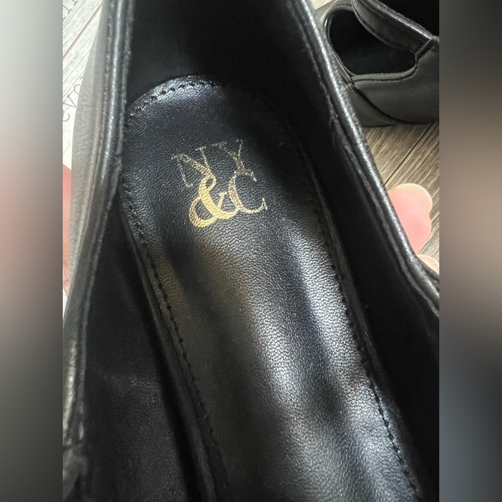 NWOB! New York & Company Black T - Strap Mary Jane Pointed Toe Flats. Size 7 - Picture 6 of 7